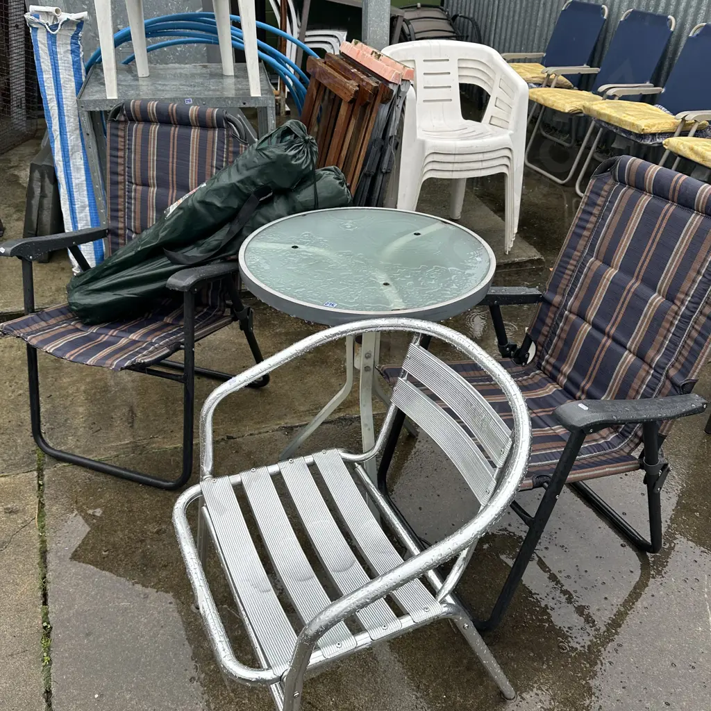 outdoor chairs and side table Image 1++
