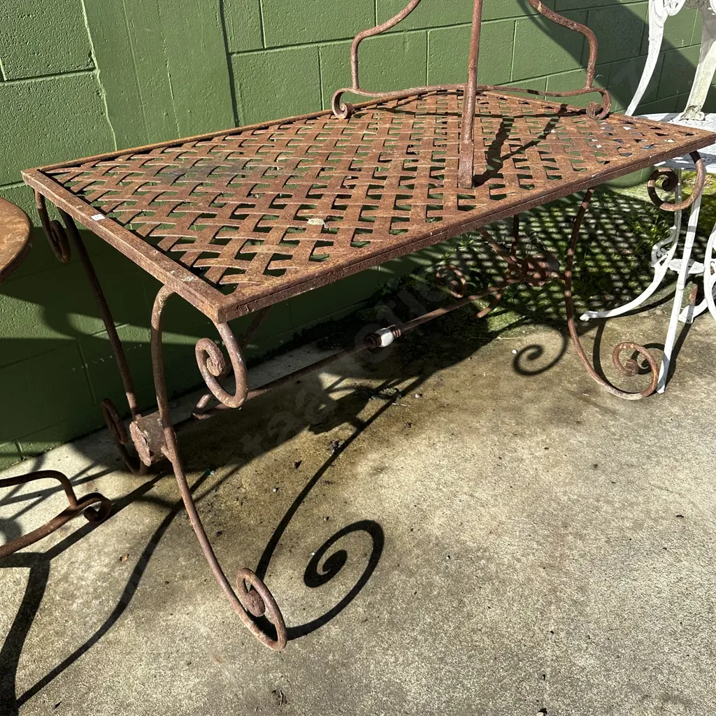 French style outdoor lattice table Image 1++