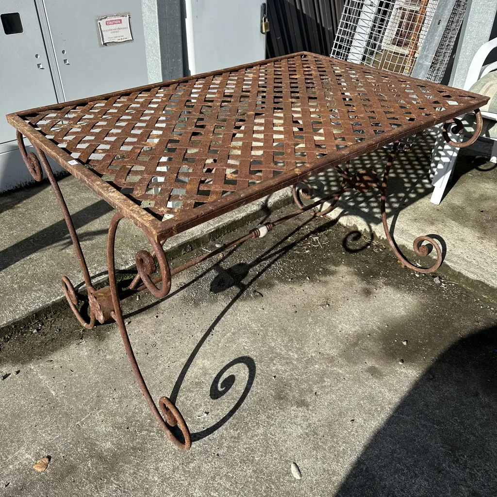 French style outdoor lattice table Image 1++