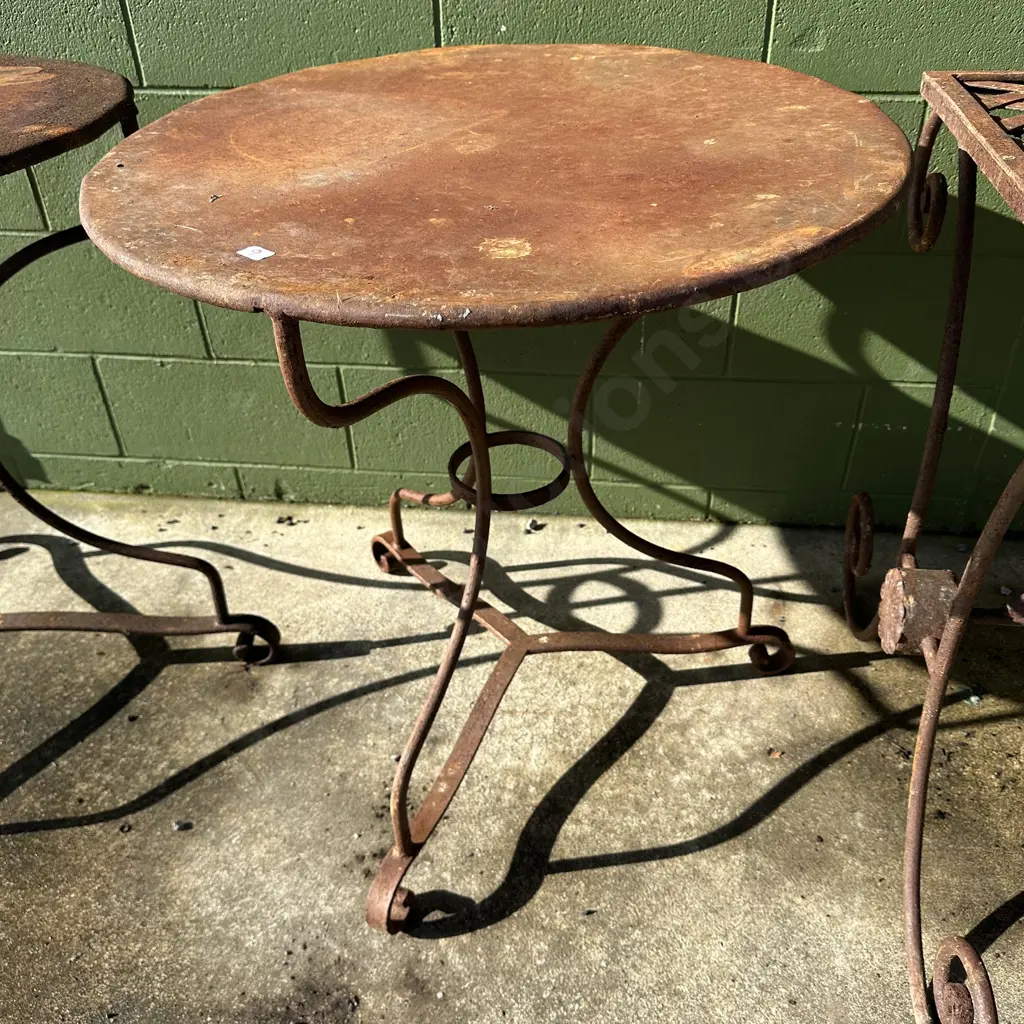 Rustic metal outdoor cafe table Image 1++