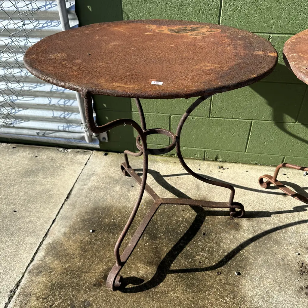 Rustic metal outdoor cafe table Image 1++