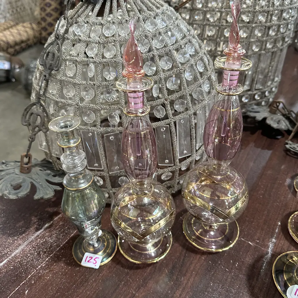 Small vase and 2 perfume bottles Image 1++
