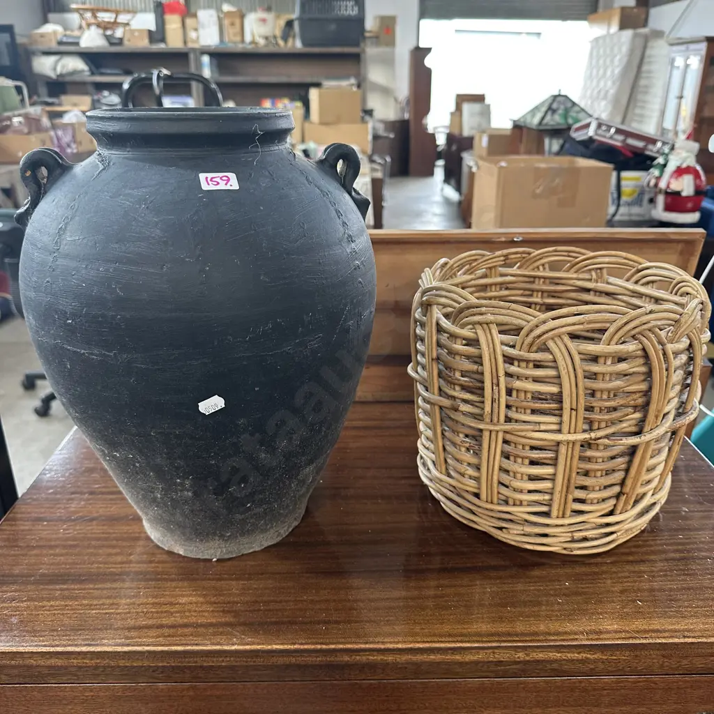 Terracotta pot and wicker basket Image 1++