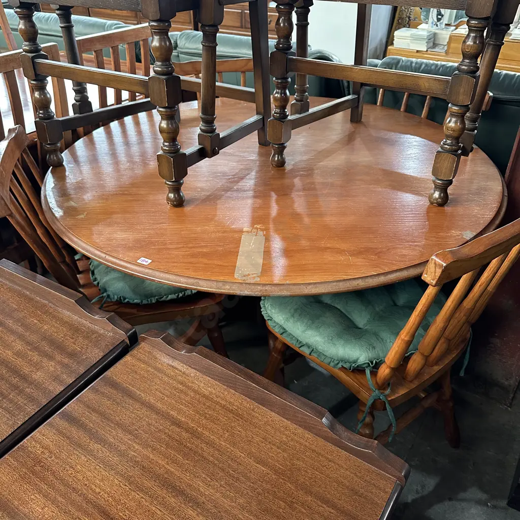 Kitchen table and 4 chairs Image 1++