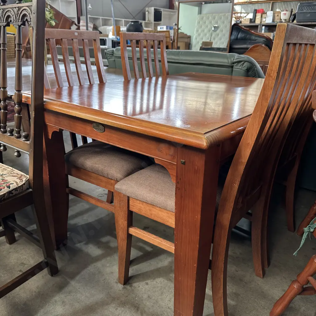 Solid Pine extendable table and 4 chairs Image 1++