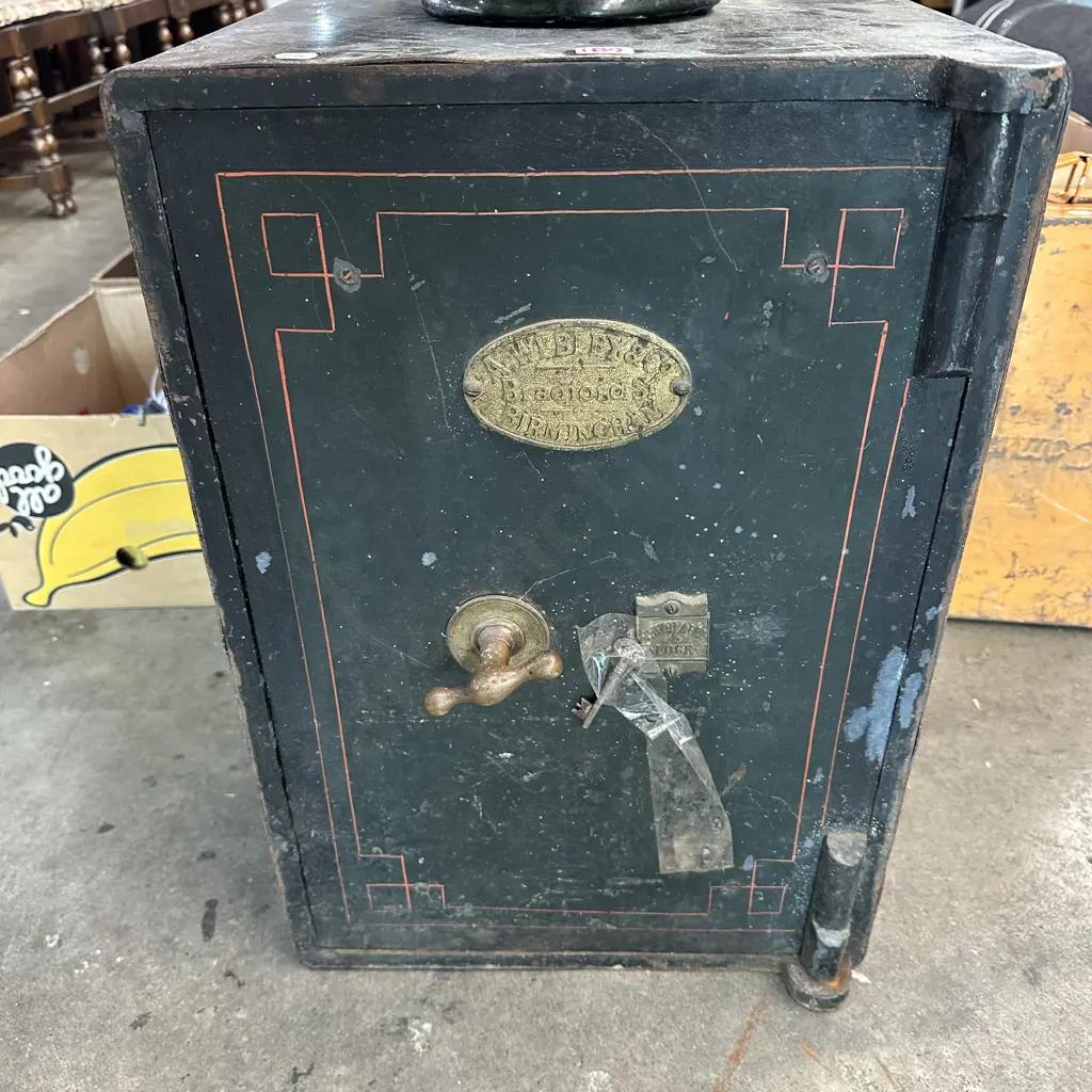 Vintage safe with internal lockable draw- plus keys ! Image 1++