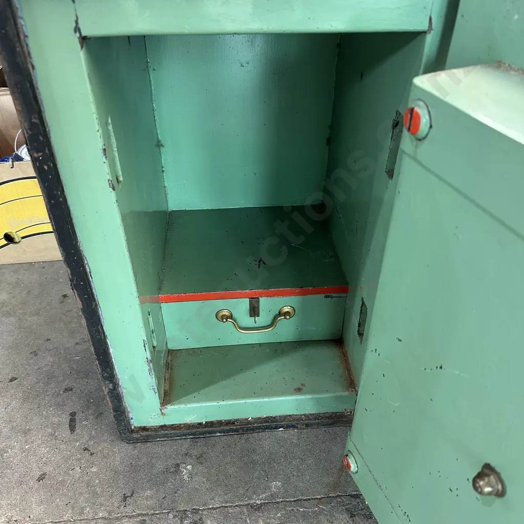 Vintage safe with internal lockable draw- plus keys ! Image 1++