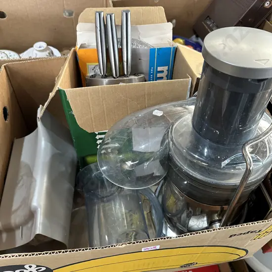 Juicer and knives