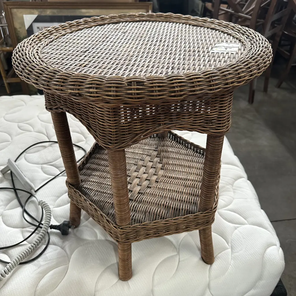 Wicker side table Image 1++