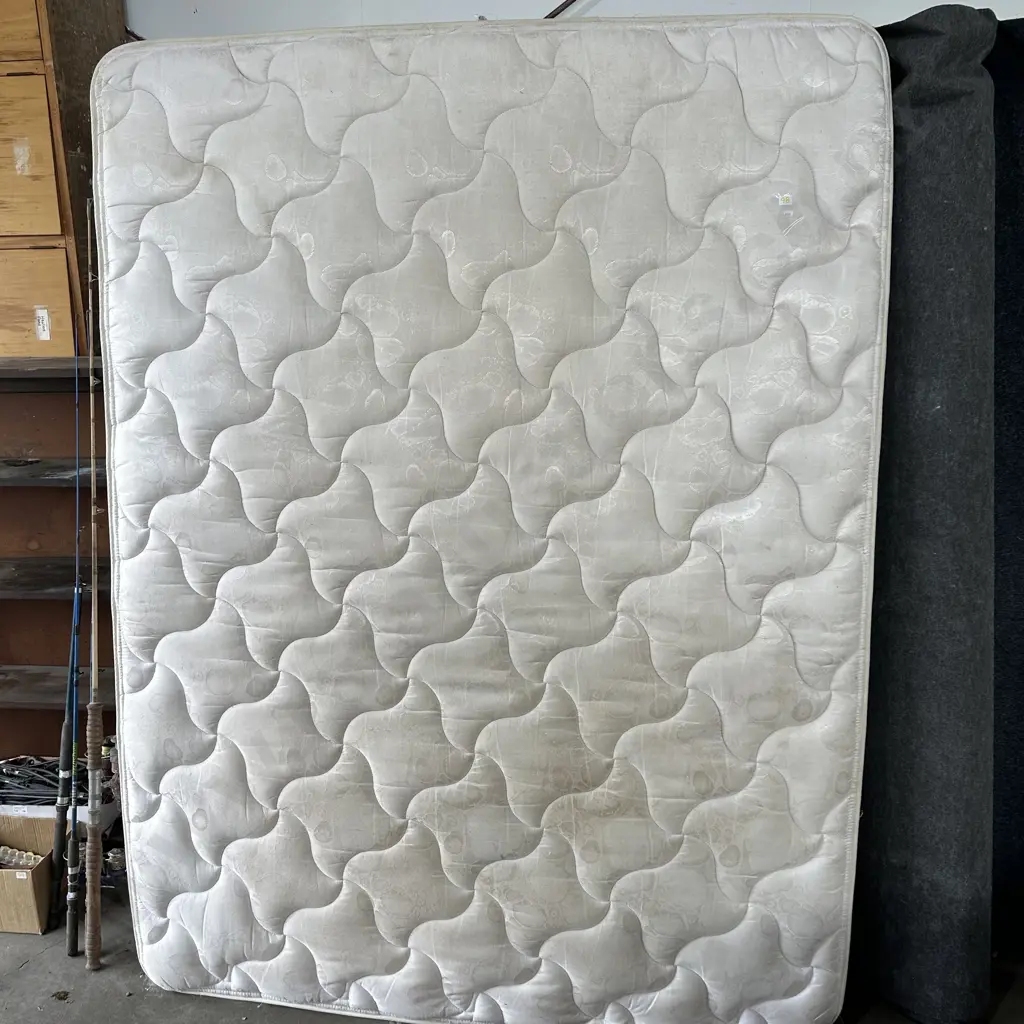 Queen bed average Image 1++
