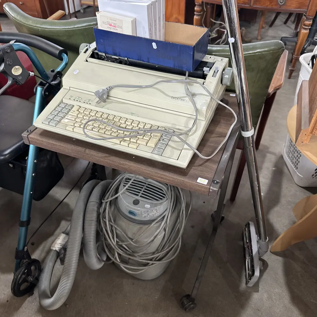 Typewritter, vac and desk Image 1++