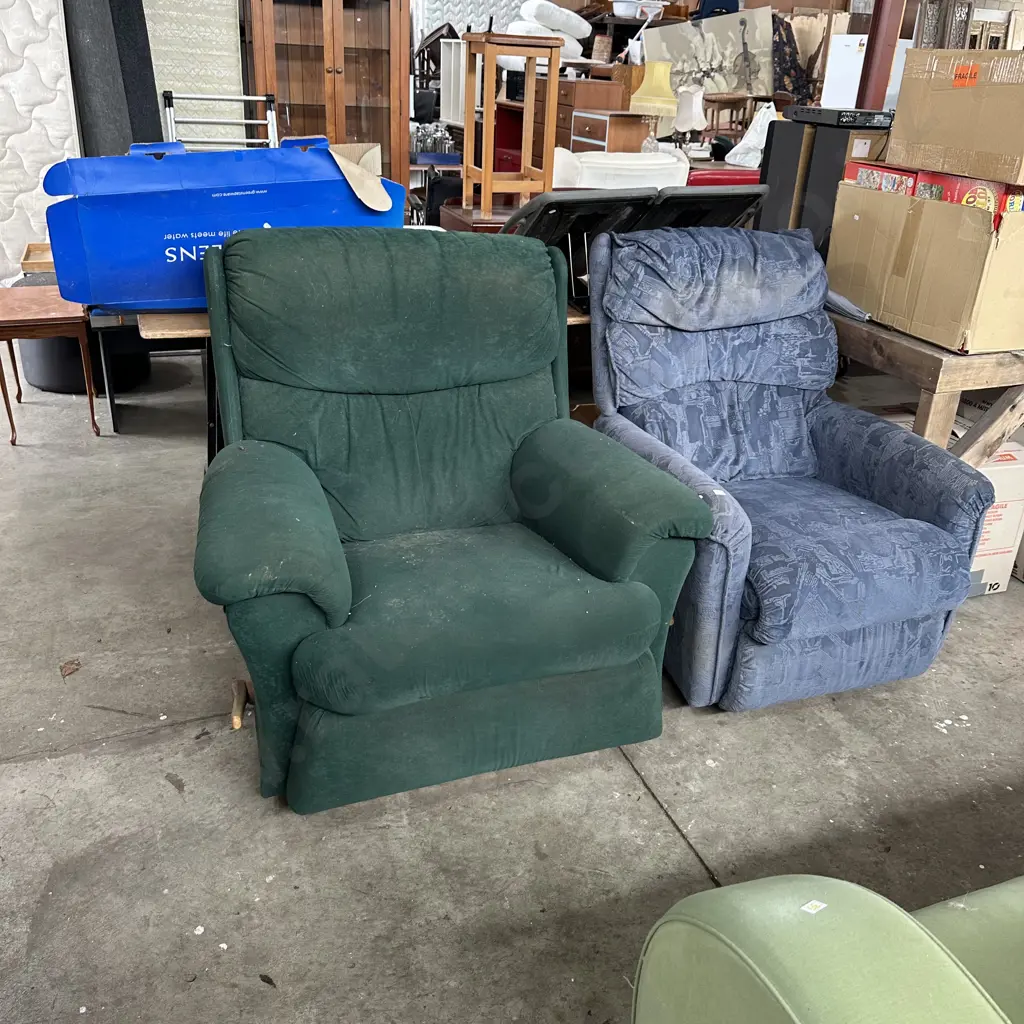2 lounge chairs Image 1++