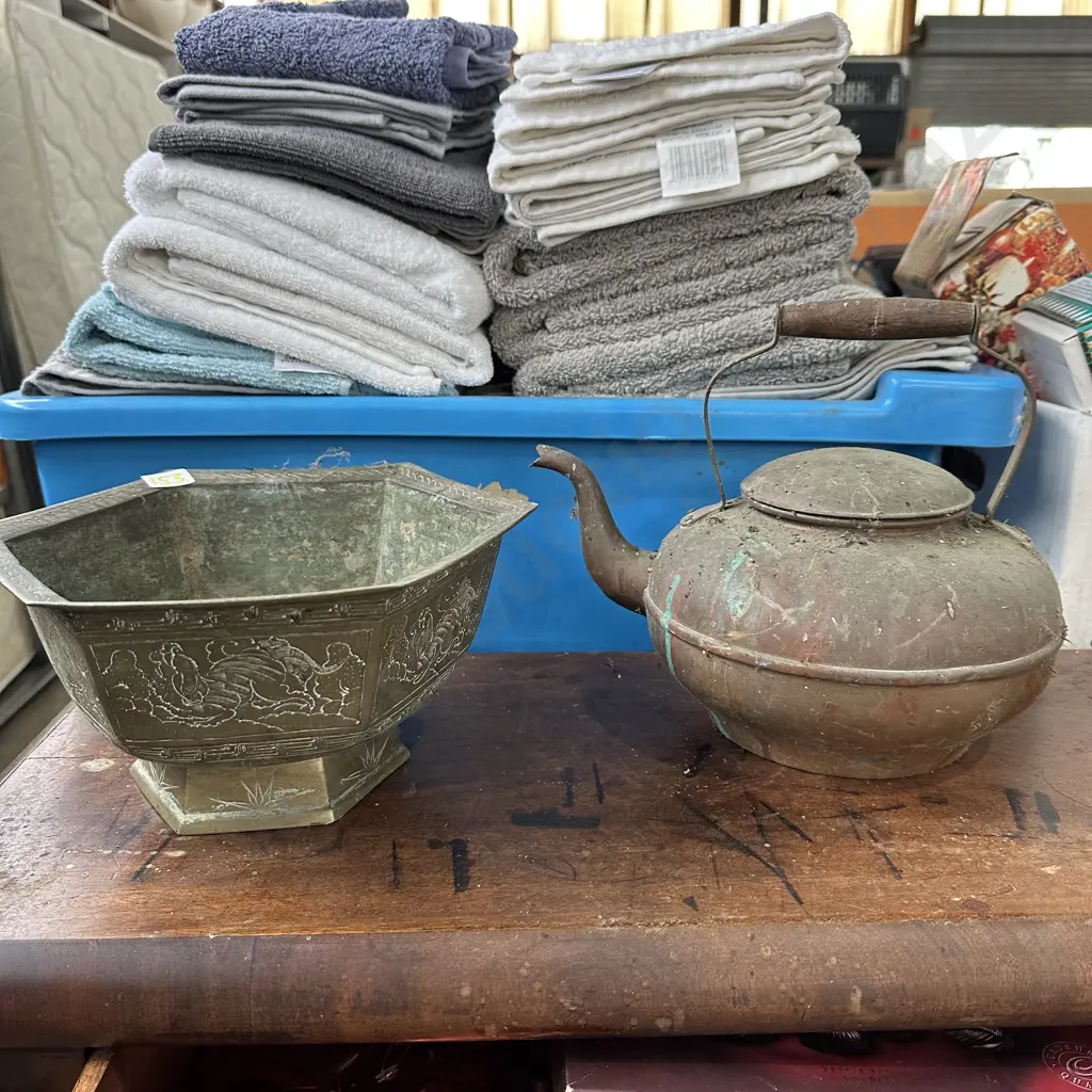 Copper kettle and brass planter Image 1++