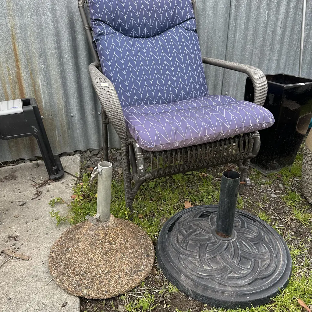 2 stands and patio chair Image 1++