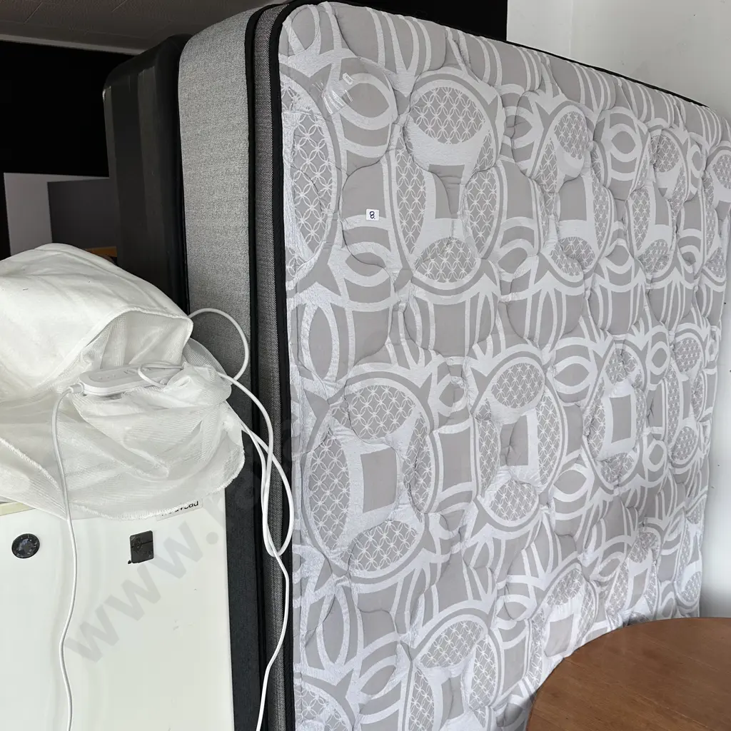 Very tidy Queen bed with quality electric blanket Image 1++