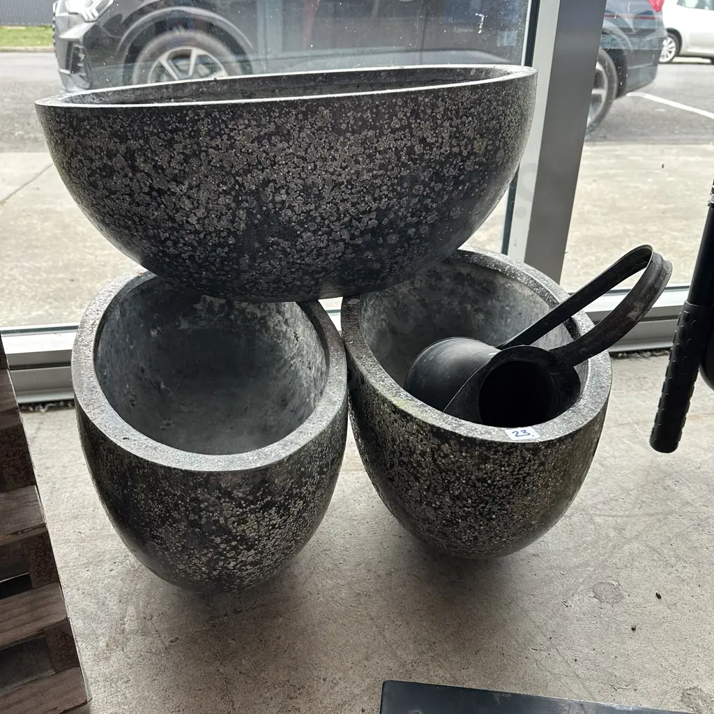 3 moulded planters plus vase Image 1++