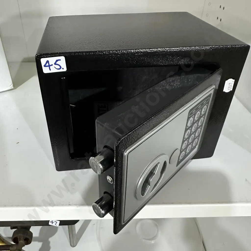 Safe with keys and code Image 1++