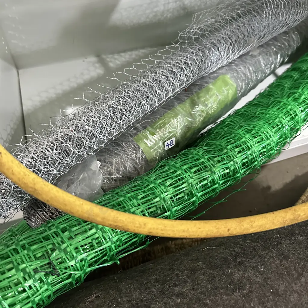 Netting roles of wire and plastic Image 1++