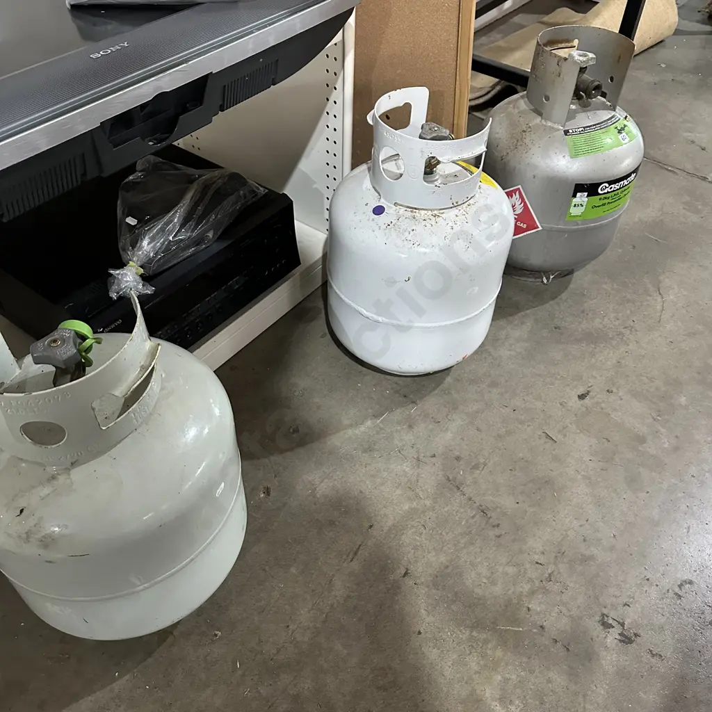 3x gas bottles ( 2 heavy ) Image 1++