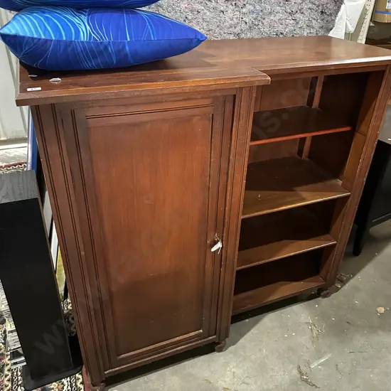 Colonial cabinet