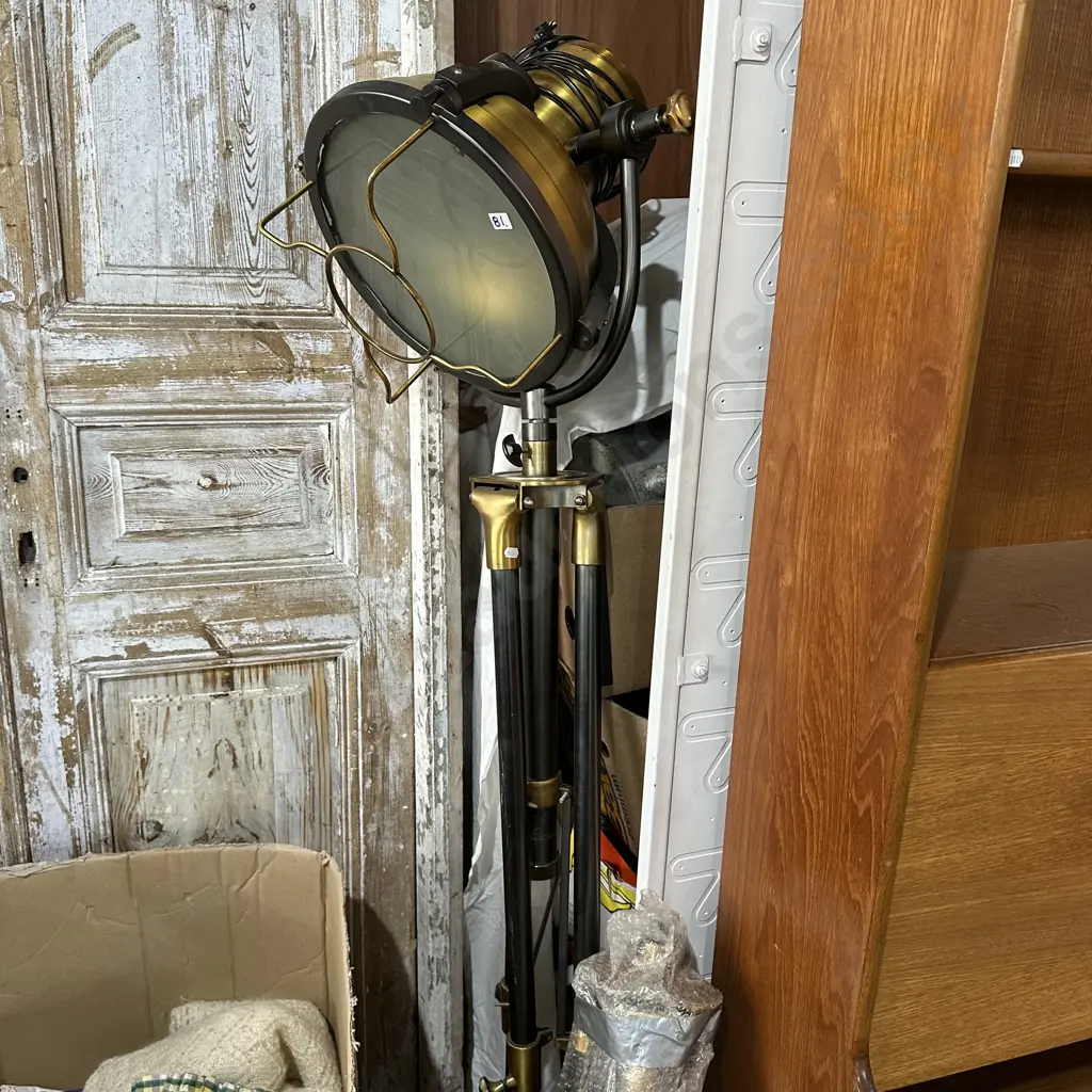 Large tripod lamp with extra set of legs (needs new bulb) Image 1++