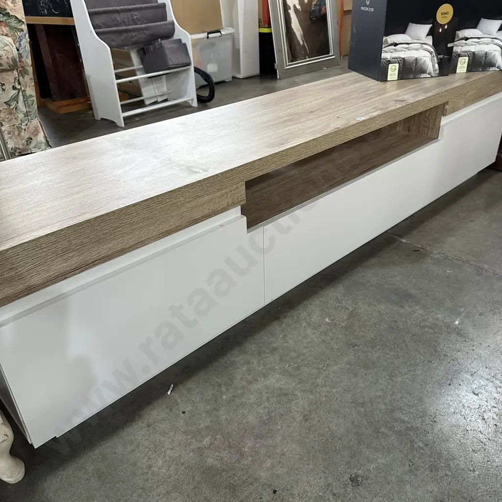 Console plus foot rest and tray Image 1++