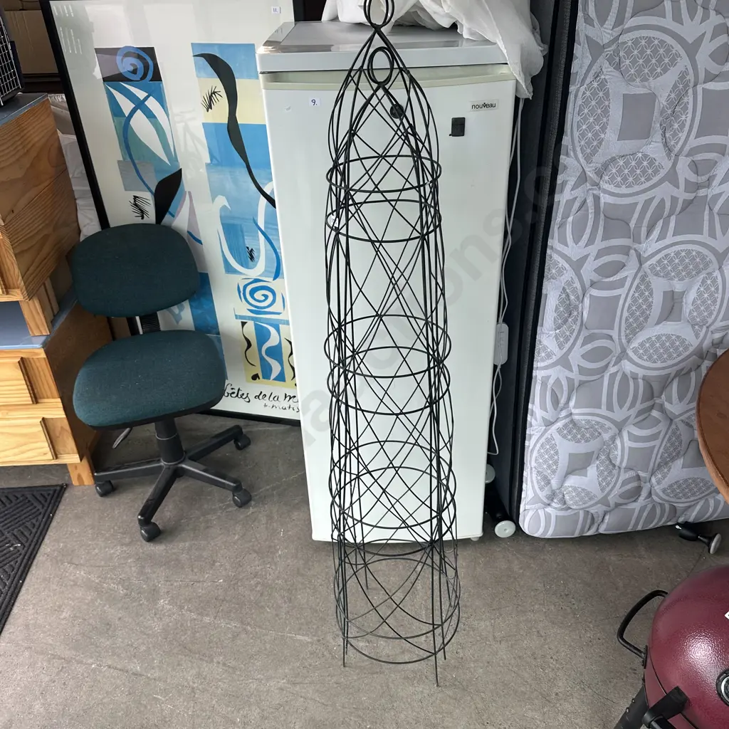 2 wire garden stands Image 1++