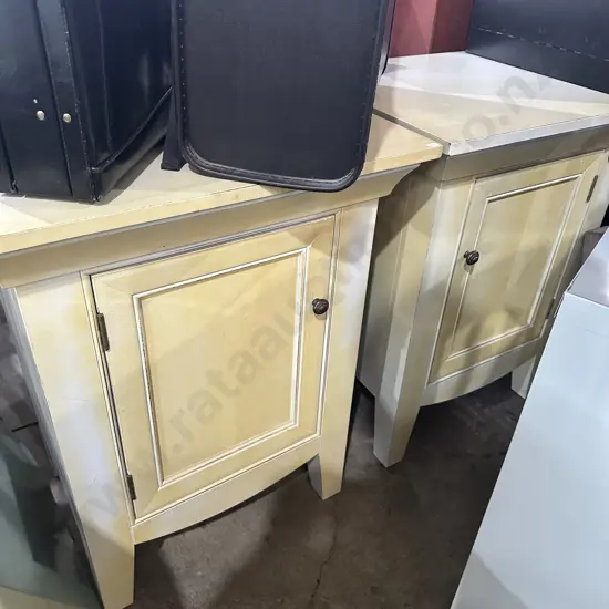 Pr beside drawers