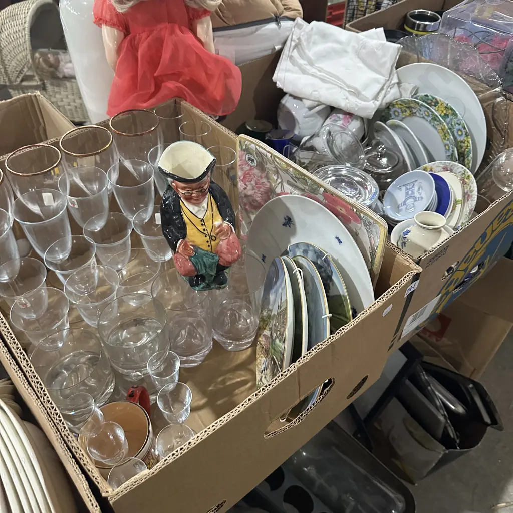 2 boxes collectables and glassware Image 1++