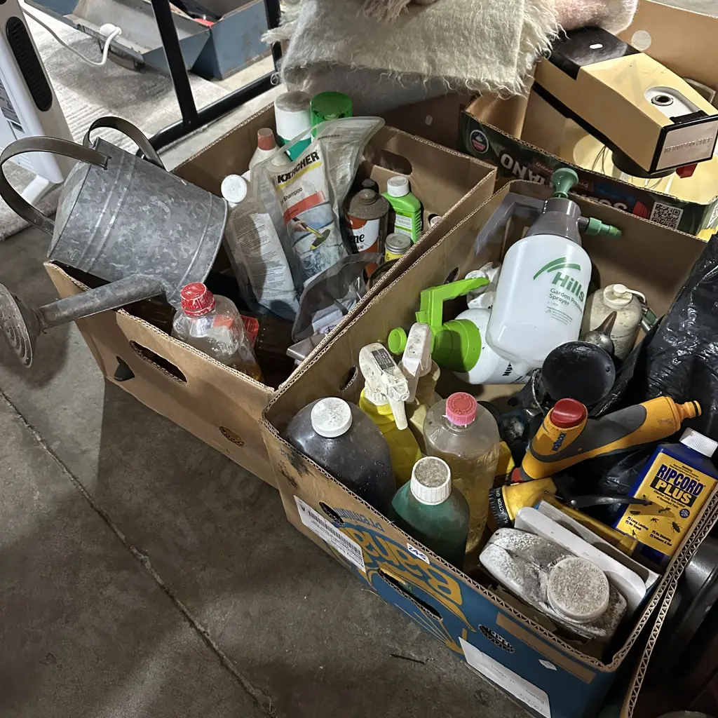 2 boxes gardening and garage gear Image 1++