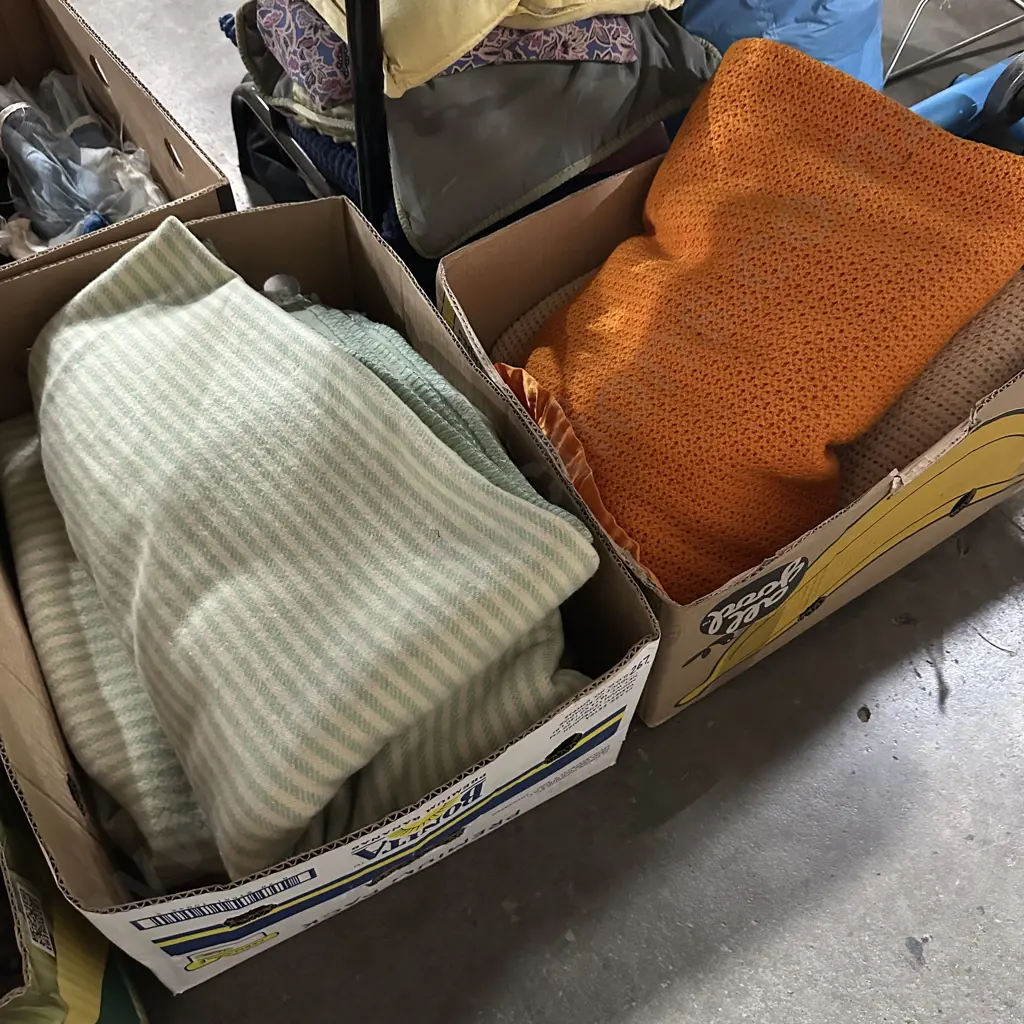2 box vintage blankets Image 1++