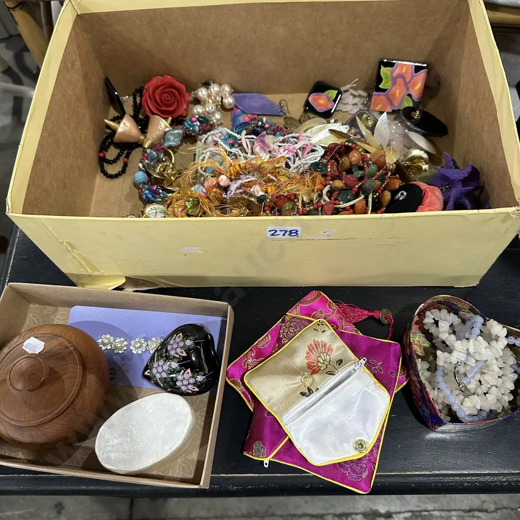 Large lot costume jewellery Image 1++