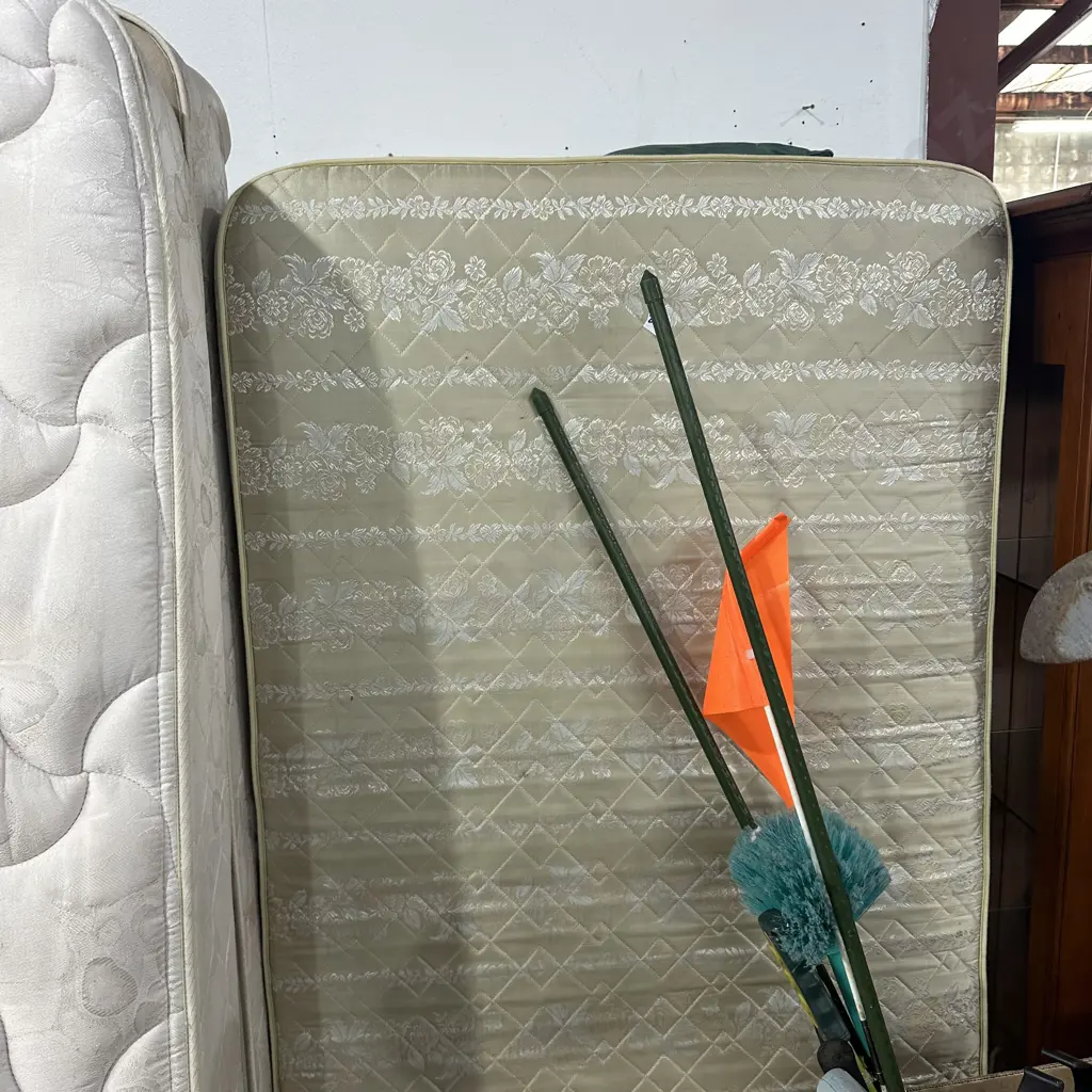 single bed plus extra matteress Image 1++
