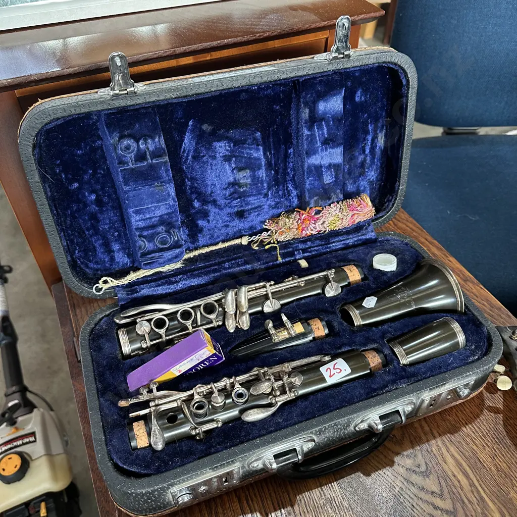 Cased clarinet Image 1++
