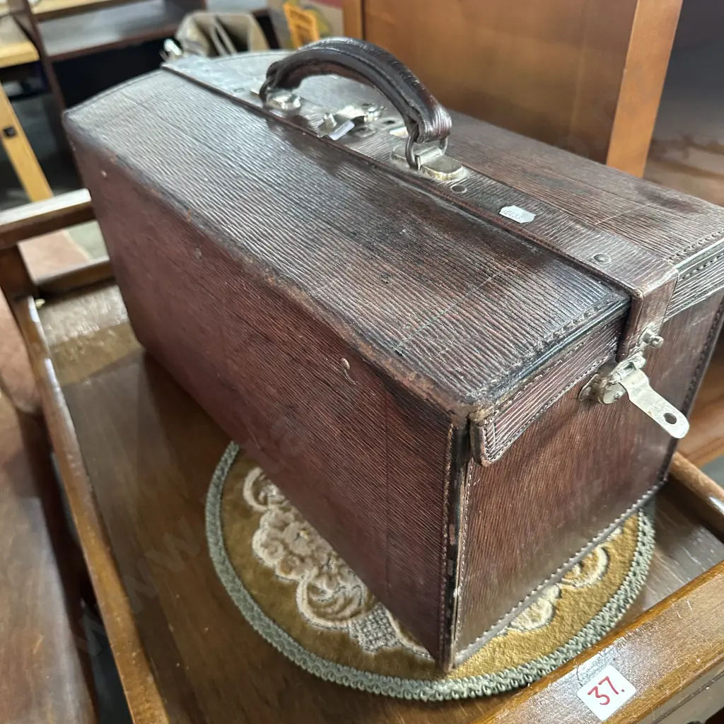 Early leather Gladstone bag Image 1++