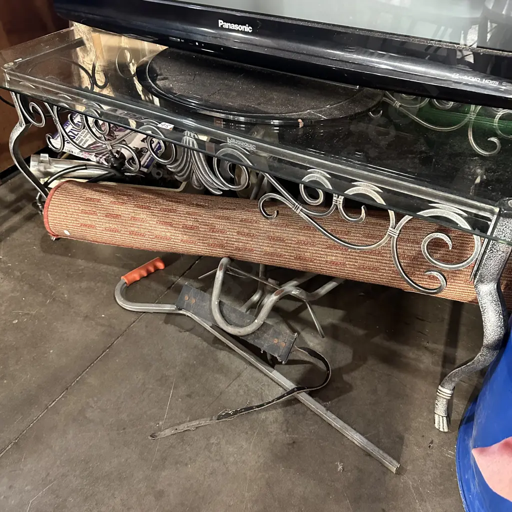 Glass top metal base coffee table Image 1++