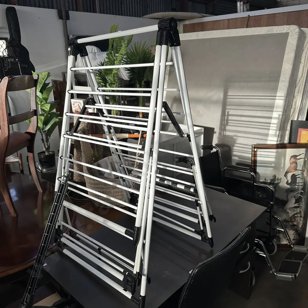 Clothes horse Image 1++