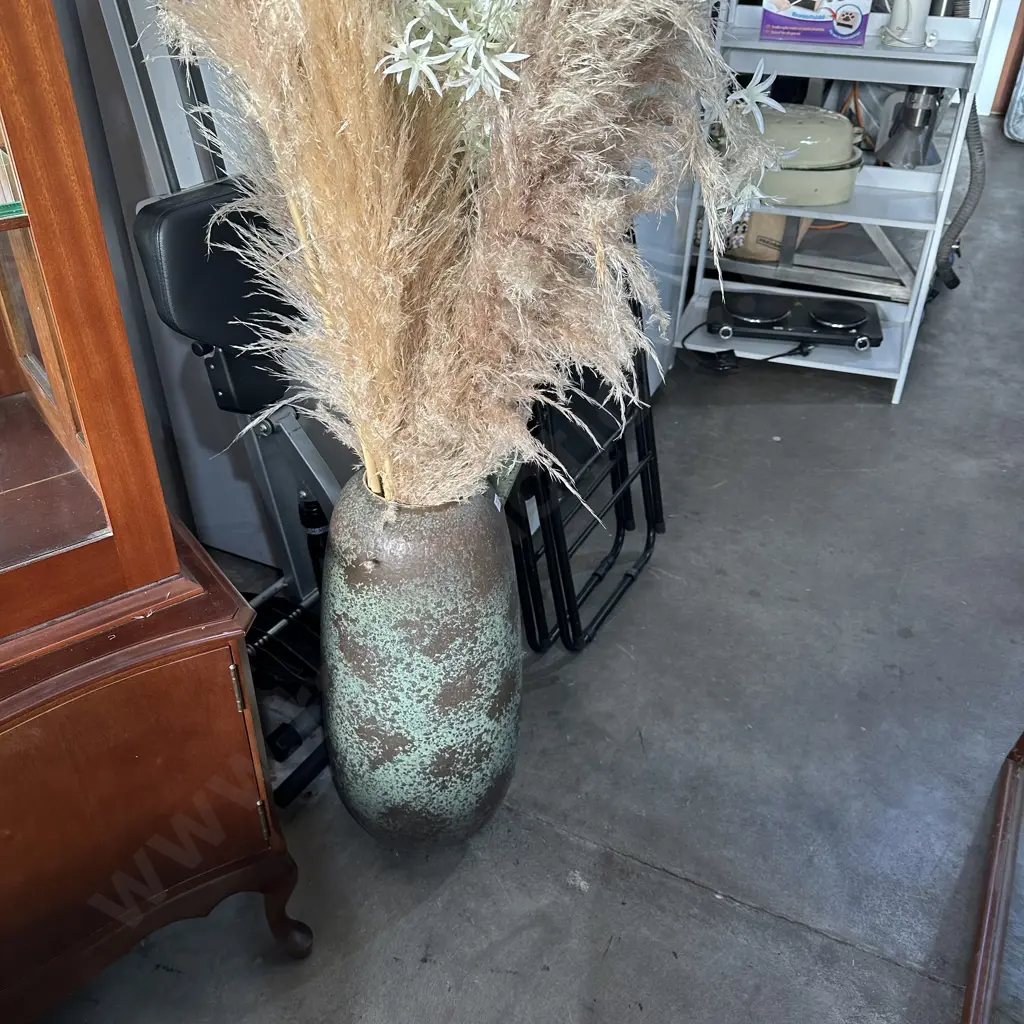 Large damaged floor vase with toitoi and fake flowers Image 1++