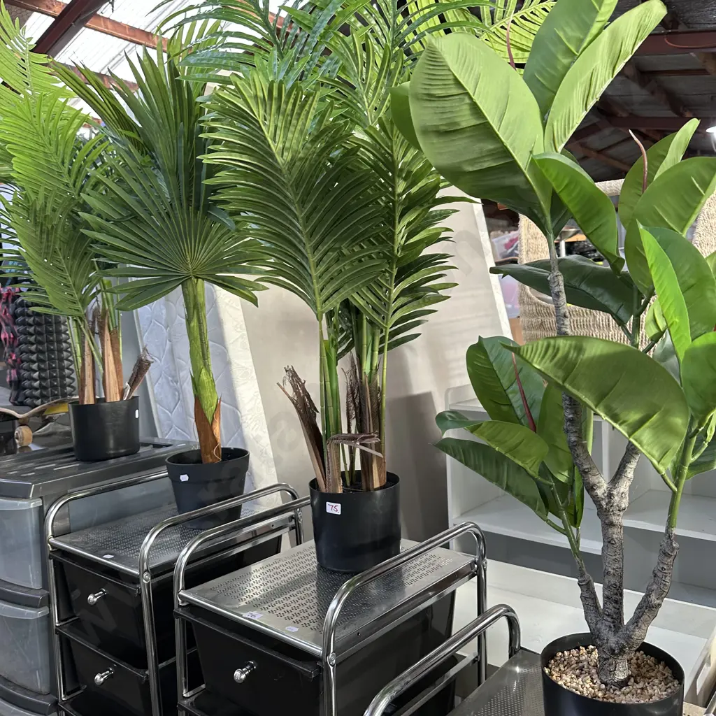 4 fake plants Image 1++