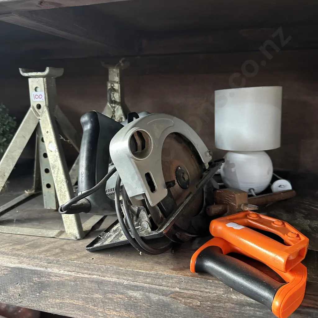 Axel stands, lamp and saws Image 1++