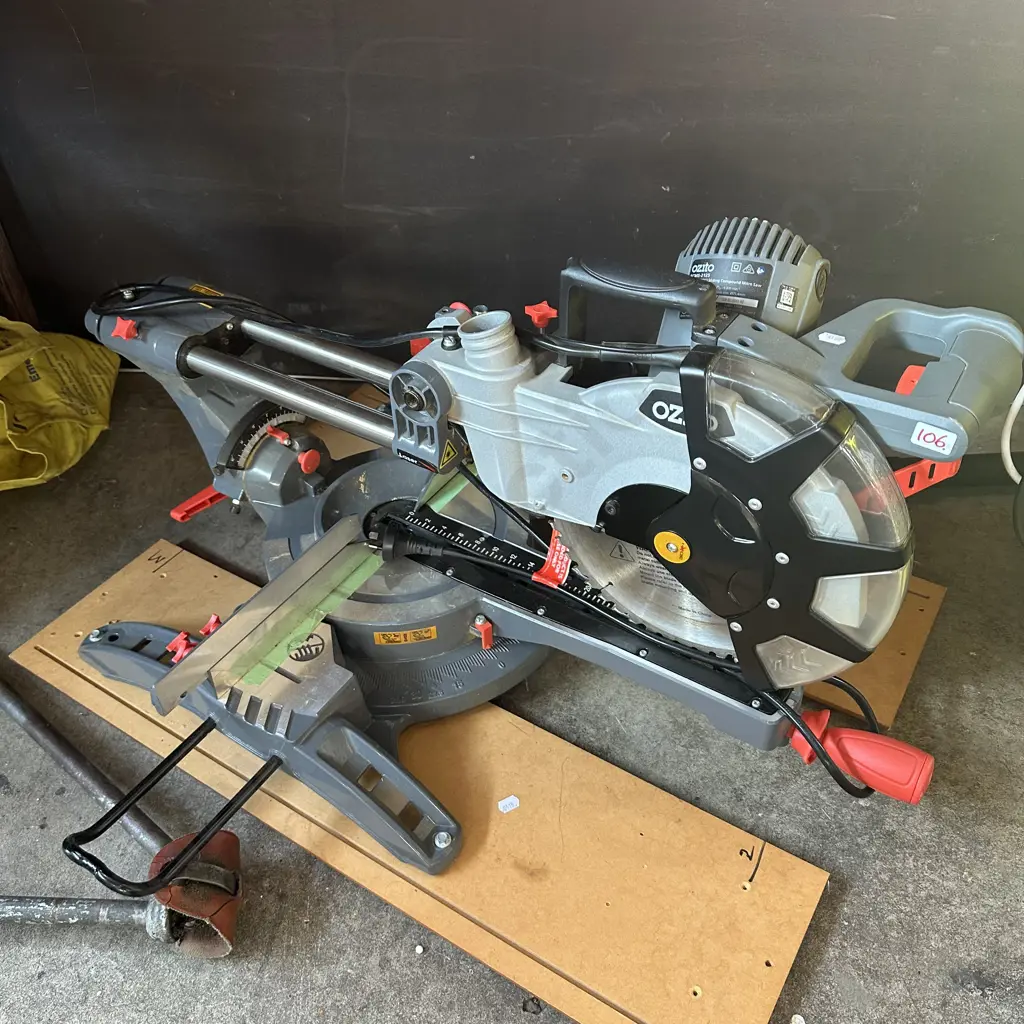 Sliding compound mitre saw Image 1++