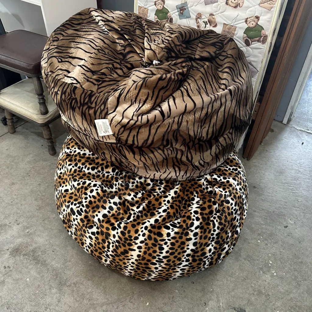 2 bean bags Image 1++