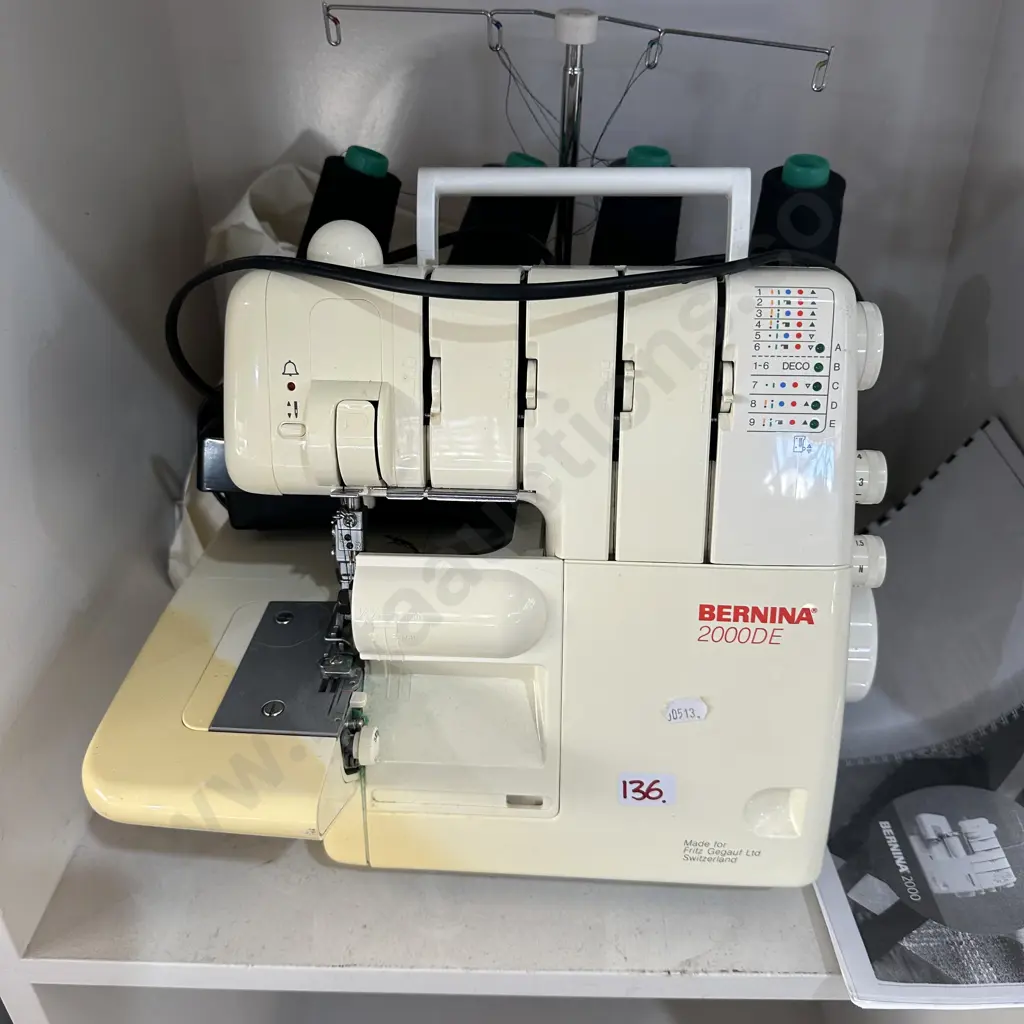 Bernina overlocker 2000DE Image 1++