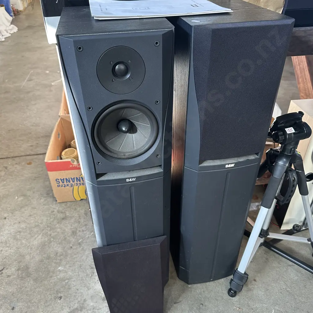 Pr of B&W floor speakers Image 1++