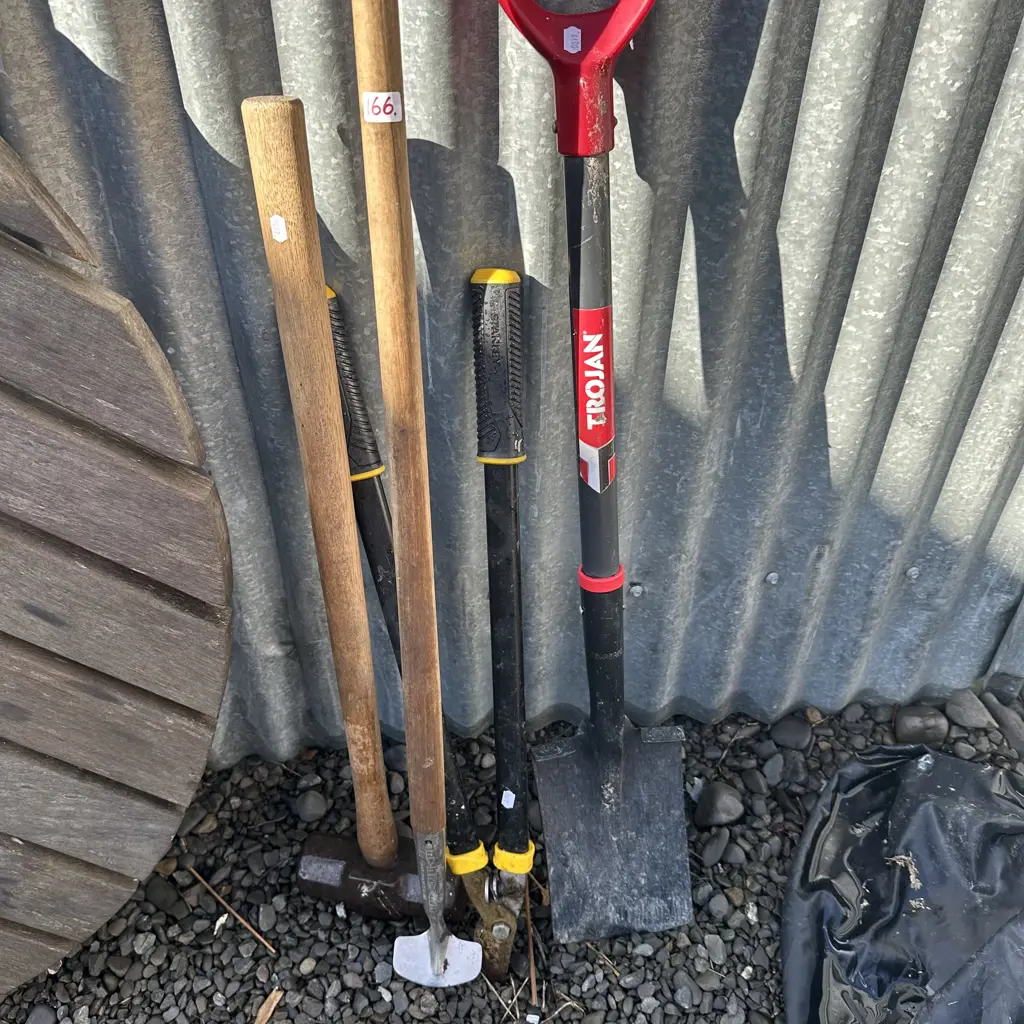 Sledge hammer and 3 garden tools Image 1++