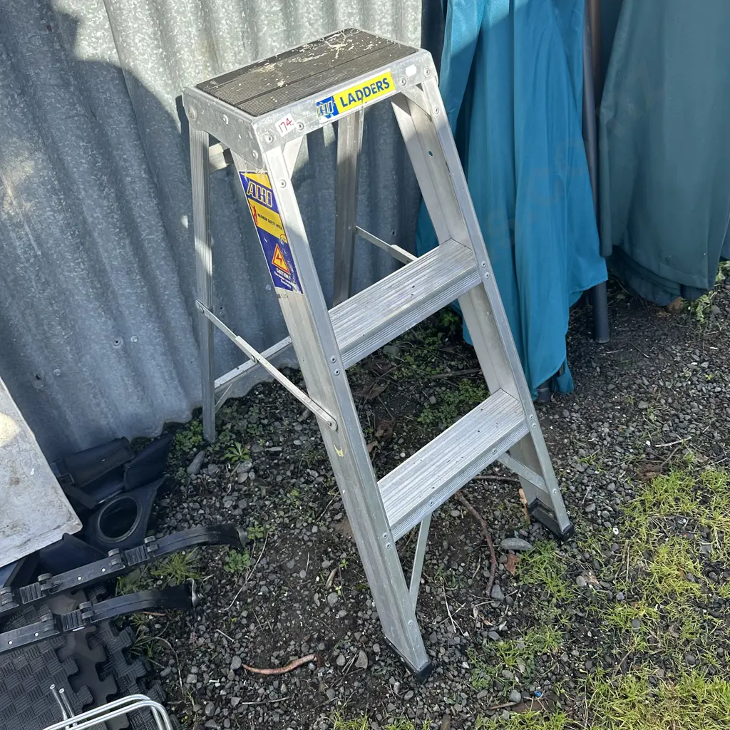 Short ladder Image 1++