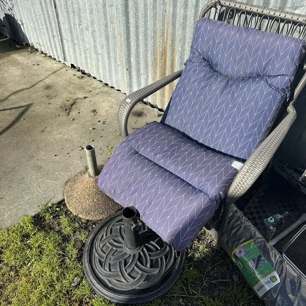 2 umbella bases and chair Image 1++