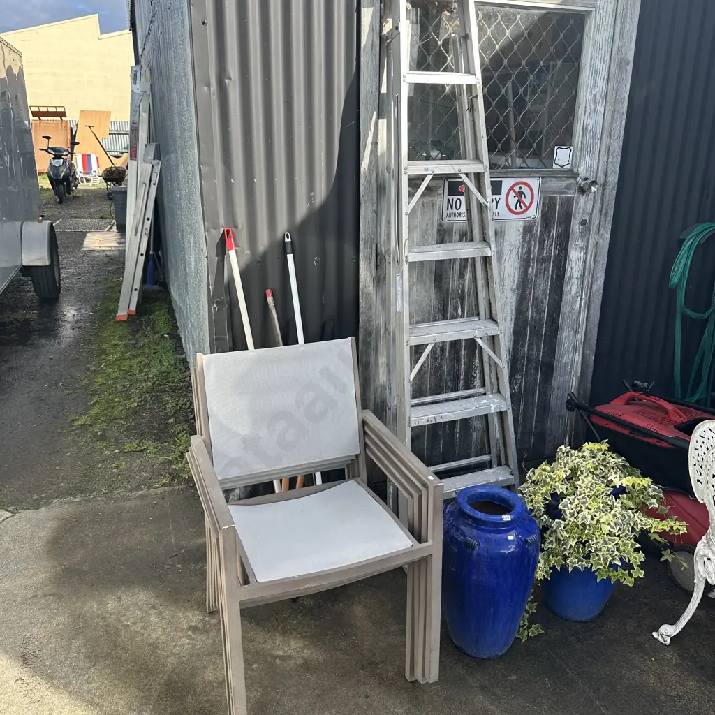 ladder and 4 outdoor chairs Image 1++