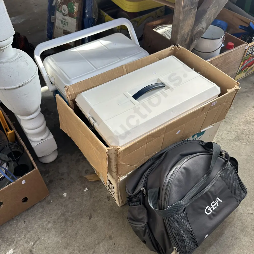 2 eskys and picnic set Image 1++