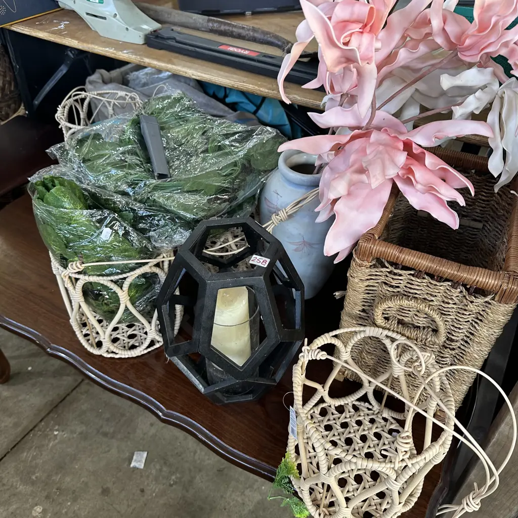 Baskets, vases etc Image 1++